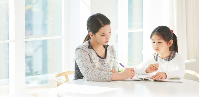 선생님과 학습 활동을 하는 아이